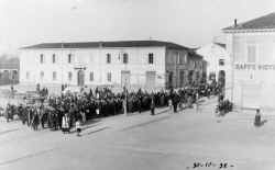 isani_funerale_nando.jpg (57468 byte)