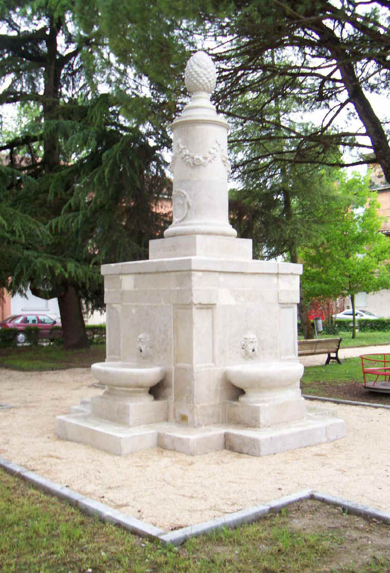 monumento-pigna-restaurato-.jpg (193782 byte)
