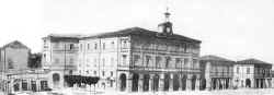 piazza_lato_ovest senza-fascio_montaggio.jpg (188974 byte)