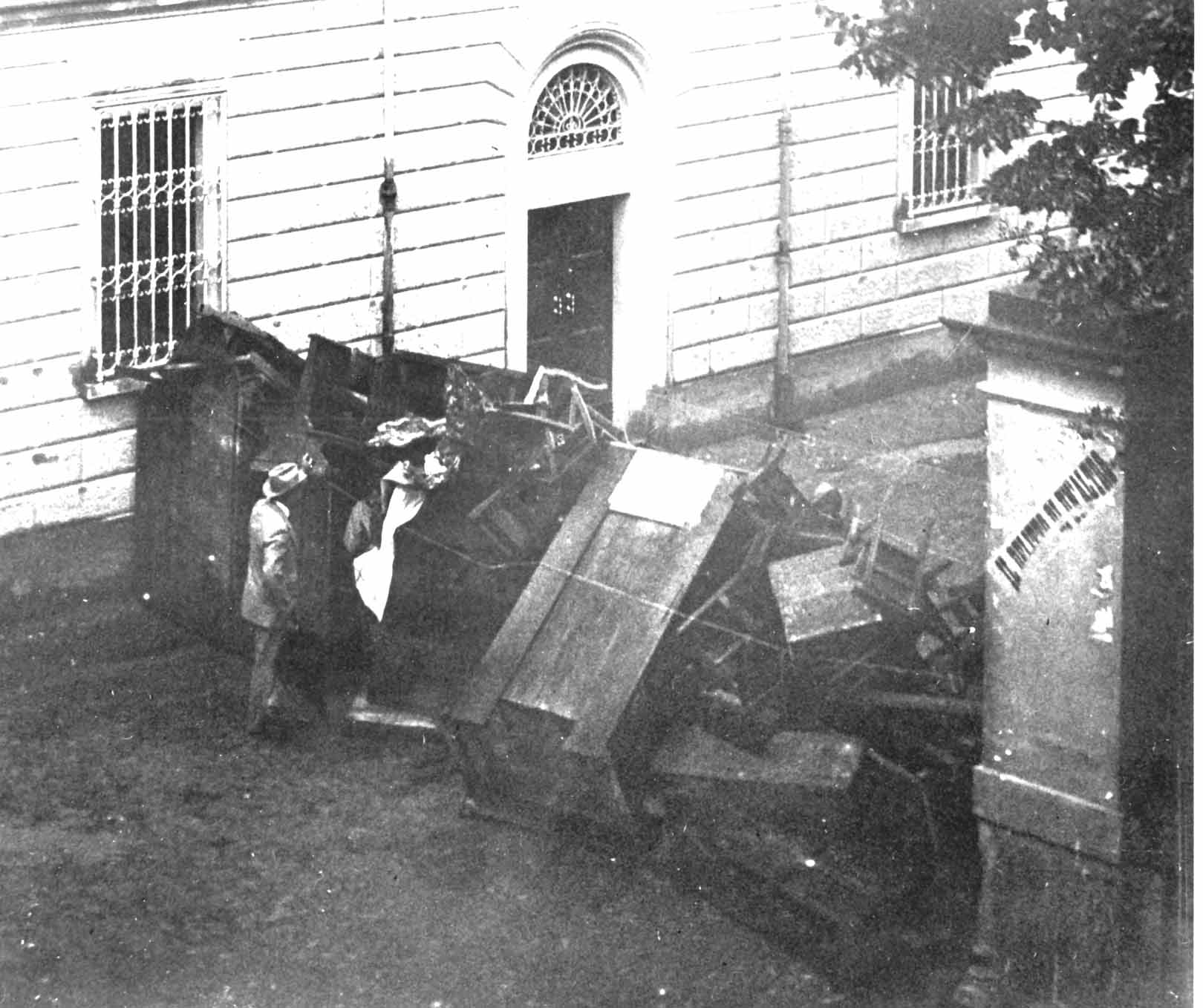 fus-barricata2.jpg (144187 byte)